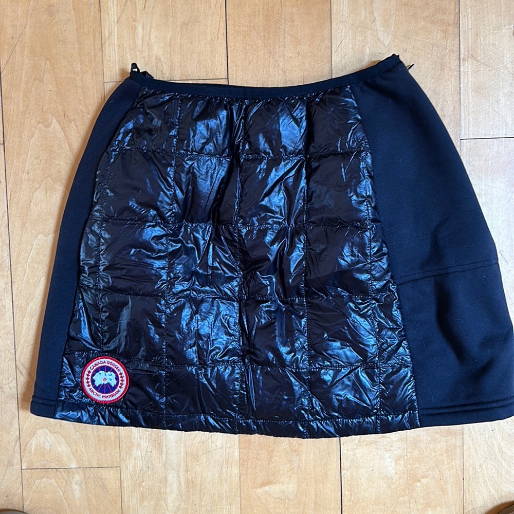 Mint condition! Canada Goose Hybridge Lite Down Skirt Small